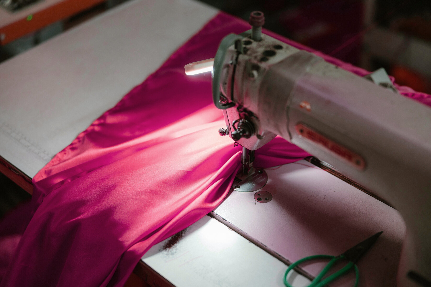 Atelier parisien — soie rouge sous la machine à coudre