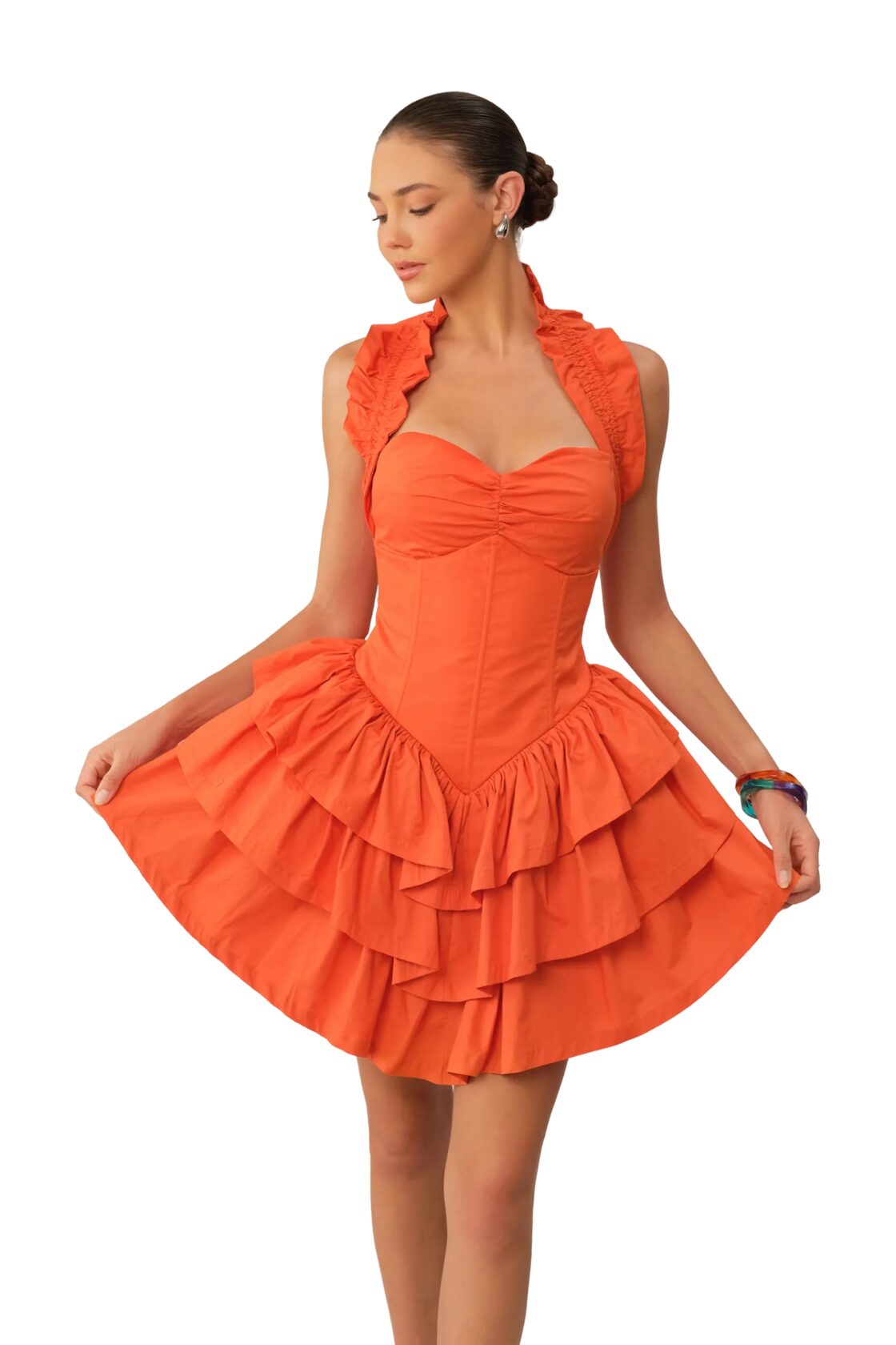 Robe courte corail à volants étagés, bustier drapé, sur fond de studio crème