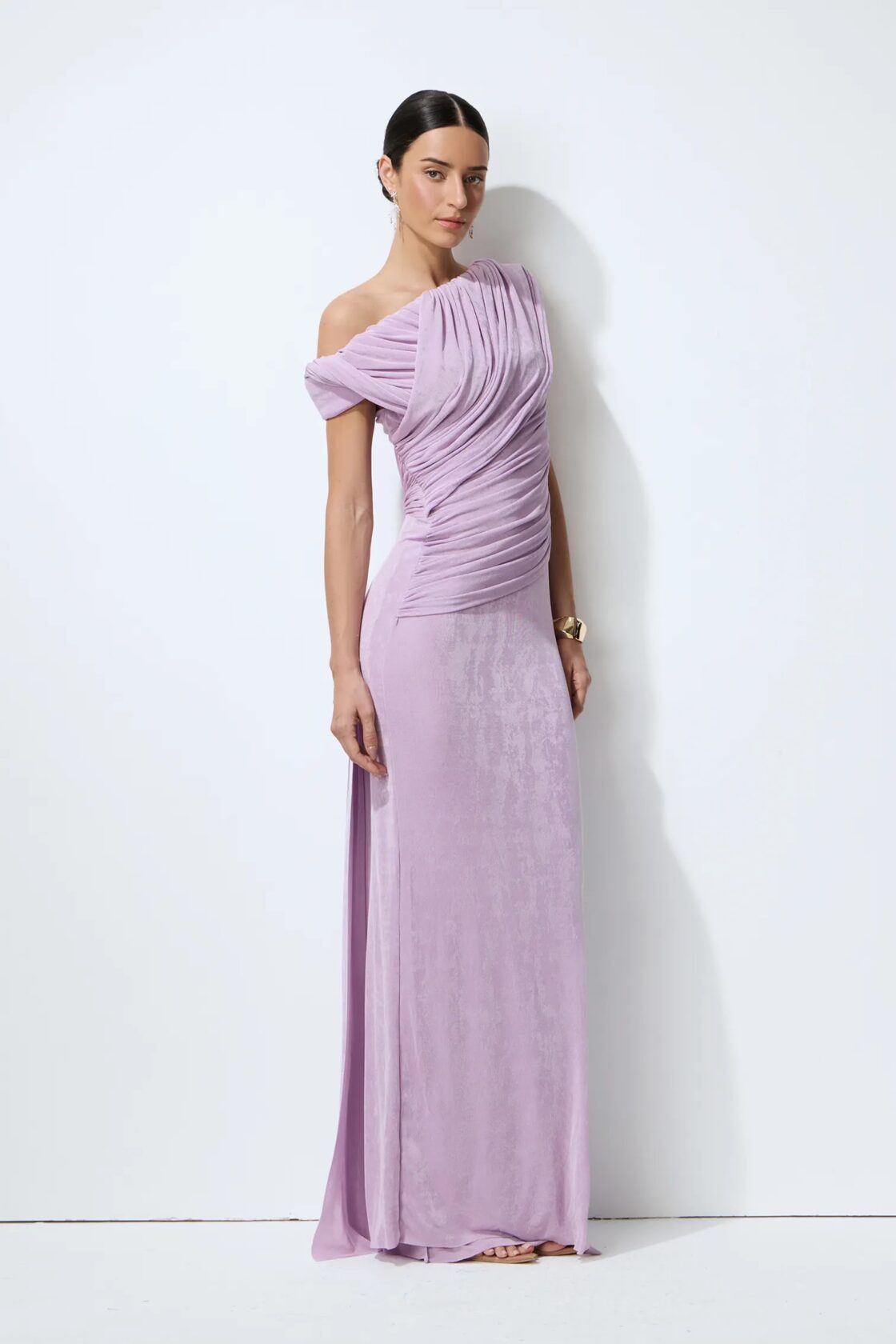 Robe longue lilas asymétrique à une épaule, drapé froncé, sur fond gris clair